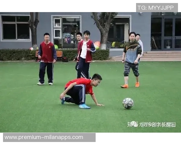 快乐的一年级足球课让我爱上了运动与团队合作的乐趣